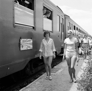854123 Afbeelding van treinreizigers op het perron van een station aan de Franse Rivièra na aankomst met de Zonexpres ...